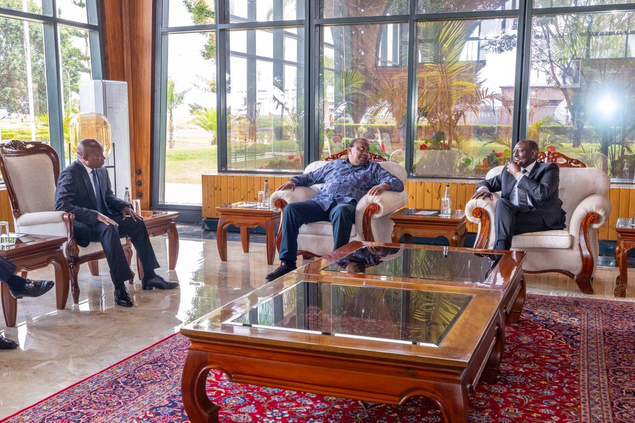 [PHOTOS] Standing Together: Kenyan leaders join Odinga Family as Raila's  body returns home