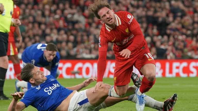 Everton condemn death threats towards Tarkowski