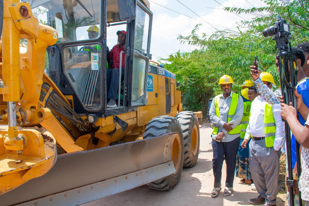 Manufacturing sector rebounds as road projects resume